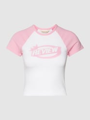 T-shirt krótki z nadrukiem z motywem od REVIEW Fuksjowy - 48