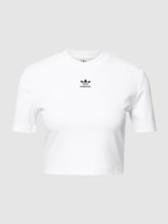 Cropped T-Shirt mit Label-Stitching von adidas Originals - 14