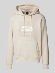 Comfort Fit Hoodie aus Baumwoll-Mix mit gummiertem Print Modell 'AERO' von Jack & Jones Beige - 22