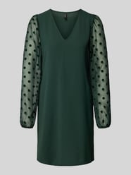 Soepele cocktailjurk met semi-transparante mouwen, model 'ALVA' van Vero Moda - 32