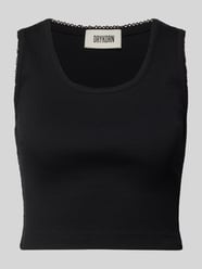 Top o kroju slim fit z ozdobną lamówką model 'Tiora' od DRYKORN - 14