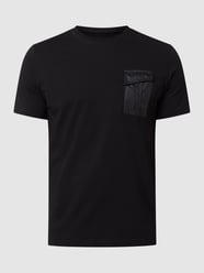 T-shirt z kieszenią na piersi od People of Shibuya Czarny - 7