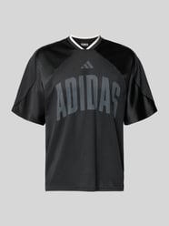 T-Shirt mit V-Ausschnitt und Logo-Print von adidas Sportswear - 41