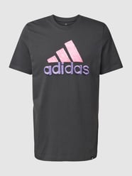 T-Shirt mit Label-Print von ADIDAS SPORTSWEAR Grau - 21