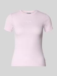 T-shirt w efekcie prążkowania z logo od GUESS Jeans Fuksjowy - 21
