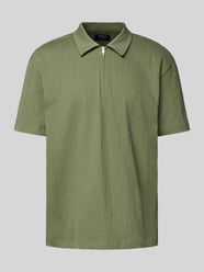 Koszulka polo o kroju regular fit z krótkim zamkiem błyskawicznym od MCNEAL - 15