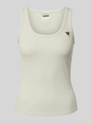 Top o kroju slim fit z mieszanki wiskozy model 'Colette' od GUESS Activewear - 4