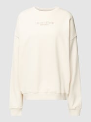 Bluza o kroju oversized z wyhaftowanym napisem model ‘VINTAGE’ od REVIEW Beżowy - 24