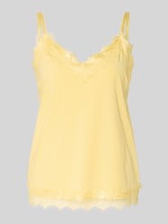 Top o kroju regular fit z obszyciem koronką model 'Bicco' od FREE/QUENT - 11