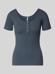 t-shirt o kroju slim fit z mieszanki bawełny model 'KITTE' od PIECES - 36