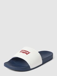 Slides mit Label-Detail Modell 'JUNE BATWING' von Levi’s® Acc. Weiß - 39