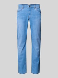 Jeansy w efekcie znoszenia o kroju regular fit Model 'Cadiz' od Brax - 19