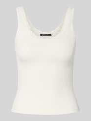 Top na ramiączkach z prążkowaniem i obszyciem z koronki od Gina Tricot - 27