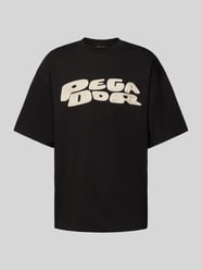 Boxy Fit T-Shirt mit Label-Print Modell 'DREW' von Pegador Schwarz - 12