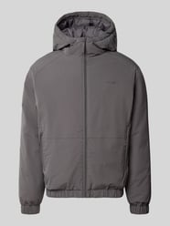 kurtka o kroju regular fit z kapturem i kieszeniami zapinanymi na zamek błyskawiczny od REVIEW - 4