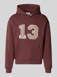Bluza z kapturem z haftem łańcuszkowym i kieszenią kangurką od REVIEW - 17
