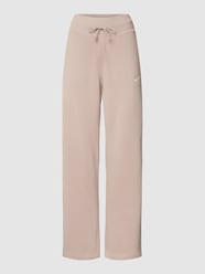 Spodnie dresowe o kroju relaxed fit z wyhaftowanym logo od Nike Beżowy - 10