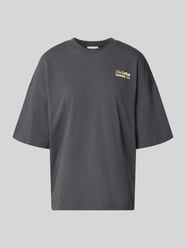 Oversized t-shirt z detalem z logo model 'Regina' od LeGer - 7