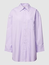 Bluzka koszulowa o kroju oversized z kieszenią na piersi od REVIEW Fioletowy - 37