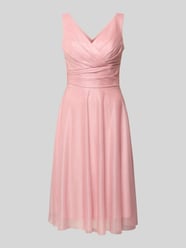 Knielange cocktailjurk met V-hals van TROYDEN COLLECTION Fuchsia - 45