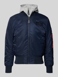 Bomberjacke mit Kapuze und Label-Details von Alpha Industries - 44