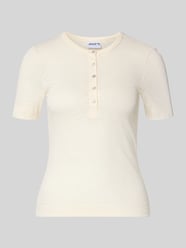 t-shirt z okrągłym dekoltem i listwą guzikową od Jake*s Casual - 32