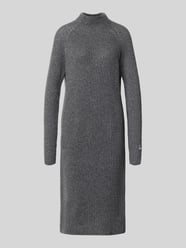 Strickkleid aus reiner Wolle mit Stehkragen und Label-Detail von Smith and Soul - 12