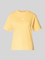 T-shirt o kroju regular fit z nadrukiem z logo od adidas Sportswear - 45