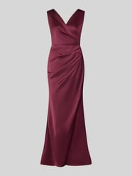 Abendkleid mit Raffungen von Rinascimento Bordeaux - 25