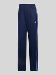 Spodnie dresowe o kroju loose fit z paskami w kontrastowym kolorze od adidas Originals - 4
