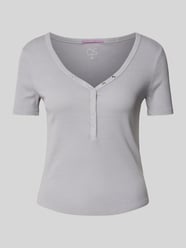 T-Shirt mit V-Ausschnitt Modell 'Serafino' von QS Grau - 39