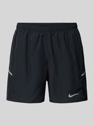 Shorts mit seitlichen Eingrifftaschen und Logo-Print von Nike Training - 35