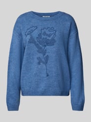 Sweter z dzianiny z kwiatowym haftem od More & More - 22