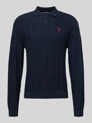 Sweter z dzianiny z fakturowanym wzorem i kołnierzykiem polo od REVIEW - 16