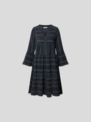 Knielanges Kleid mit V-Ausschnitt von Devotion Grau - 17