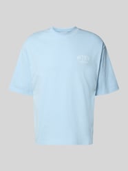 t-shirt z detalem z logo od REVIEW - 25