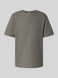 T-shirt o kroju regular fit ze wzorem waflowym od ONLY & SONS - 18