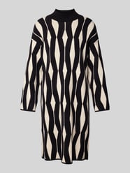 Knielange gebreide jurk met opstaande kraag, model 'Otari' van B.Young - 26