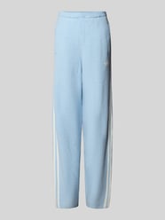 Spodnie dresowe o kroju relaxed fit z dodatkiem wełny od adidas Originals - 5