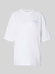 Oversize’owy T-shirt z nadrukiem z przesłaniem od REVIEW - 19