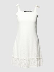 Sukienka mini z haftem angielskim model ‘TASSA’ od Vero Moda Biały - 40