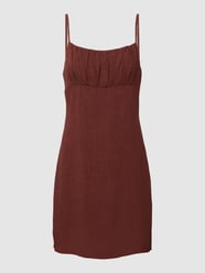 Sukienka mini z marszczeniami model ‘LINEN SHORTDRESS’ od REVIEW Brązowy - 44