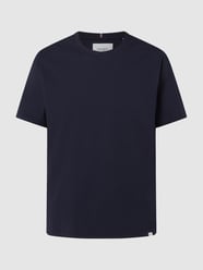 T-shirt z dekoltem w serek model ‘Perry’ od Les Deux Niebieski - 15