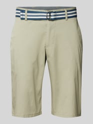 Regular Fit Chino-Shorts mit Gürtel von Christian Berg Men Grün - 15