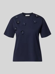 t-shirt z kwiatowymi aplikacjami od Christian Berg Woman - 39