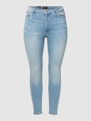 Jeansy PLUS SIZE o kroju skinny fit z 5 kieszeniami model ‘PHIA’ od Vero Moda Curve Niebieski - 8