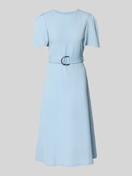 Cocktailkleid mit Gürtel und Rundhalsausschnitt von Rinascimento - 31