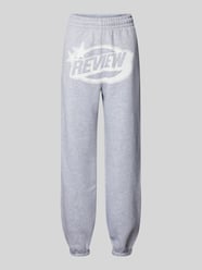 Regular Fit Sweatpants mit Label-Print von Review Grau - 15