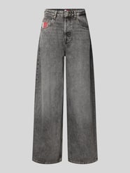 Jeansy o luźnym kroju z czystej bawełny model ‘CHARLIE’ od Tommy Jeans - 17