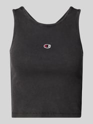 Top krótki o kroju fitted fit z wyhaftowanym logo od Champion - 15